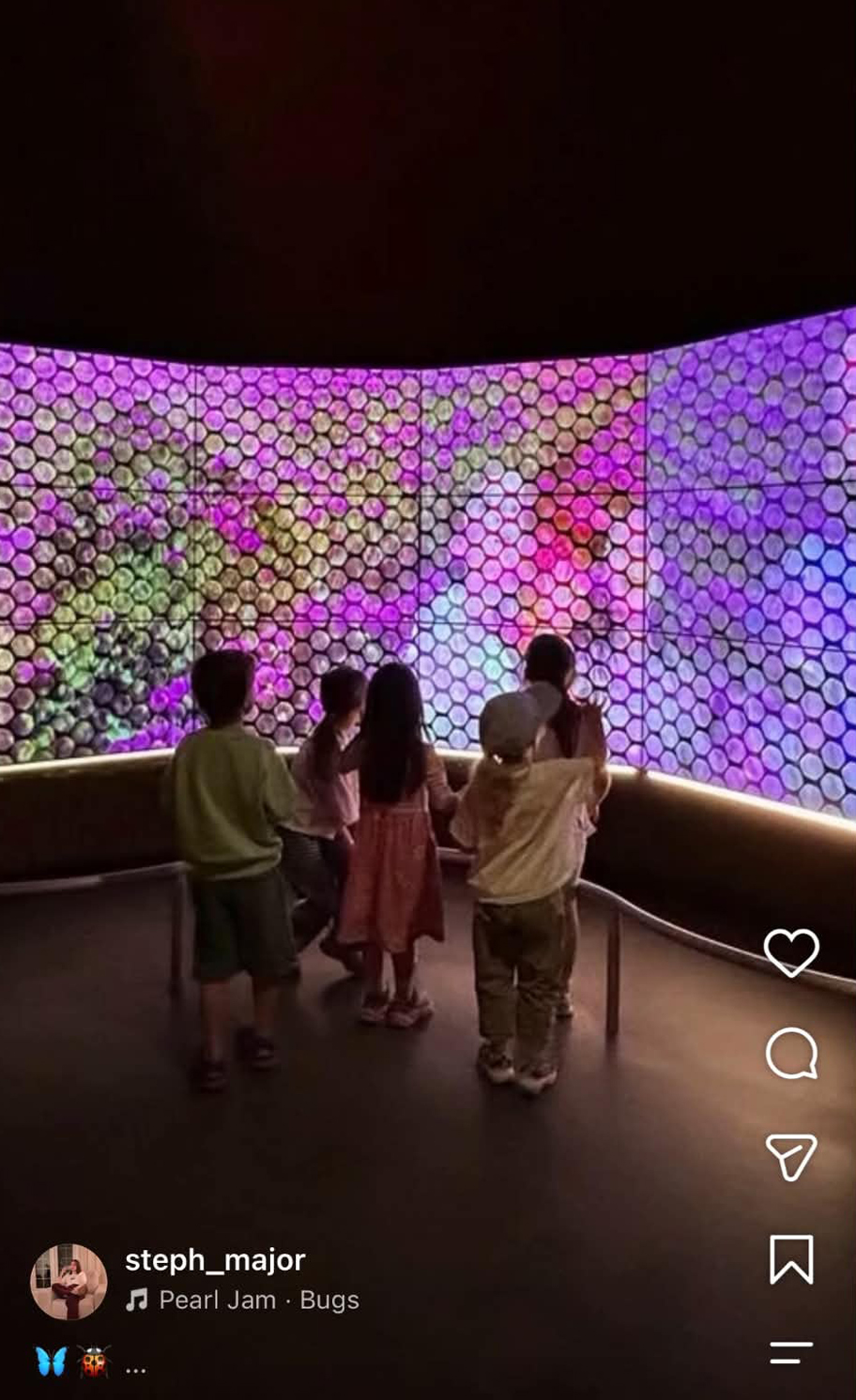 Publication Instagram : des visiteurs devant une installation colorée à l’Insectarium